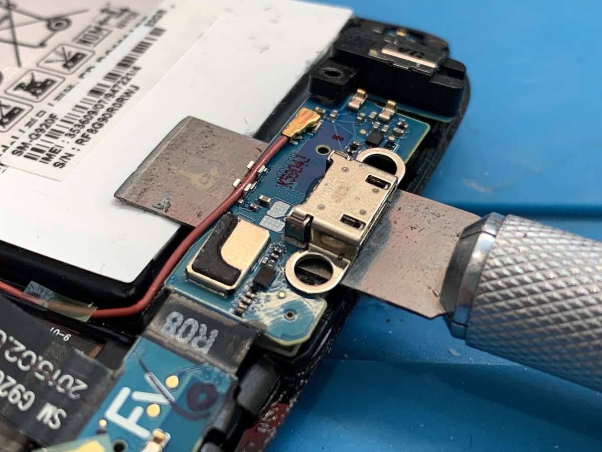 Midleton_IT's tweet image. 🔌 Samsung port replacement! 🔌

Here we have a samsung s6 port that was broken

We removed it with the heatgun and soldered on a new port!

Working perfectly again!

➡️ MidletonIT.ie ⬅️