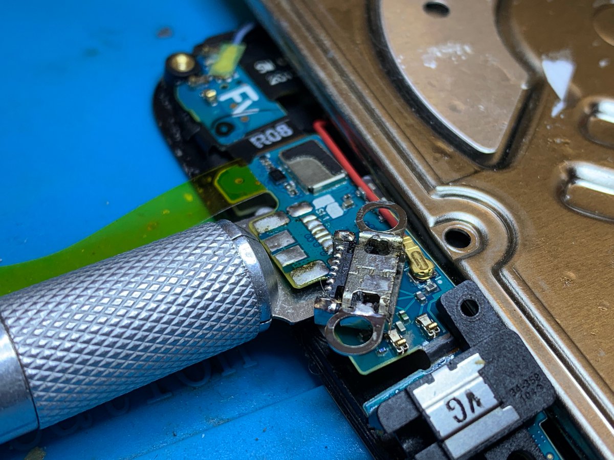 Midleton_IT's tweet image. 🔌 Samsung port replacement! 🔌

Here we have a samsung s6 port that was broken

We removed it with the heatgun and soldered on a new port!

Working perfectly again!

➡️ MidletonIT.ie ⬅️