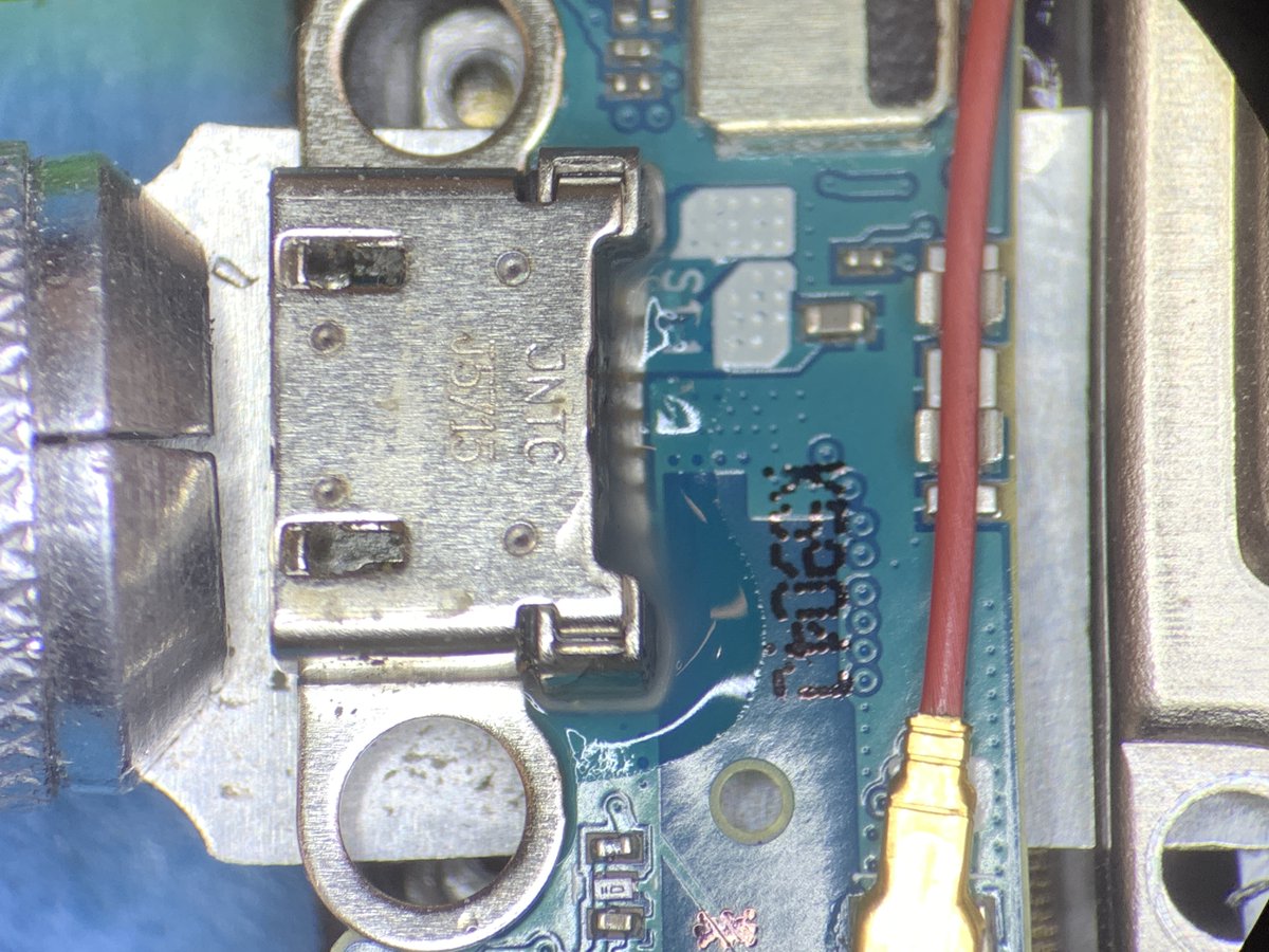 Midleton_IT's tweet image. 🔌 Samsung port replacement! 🔌

Here we have a samsung s6 port that was broken

We removed it with the heatgun and soldered on a new port!

Working perfectly again!

➡️ MidletonIT.ie ⬅️