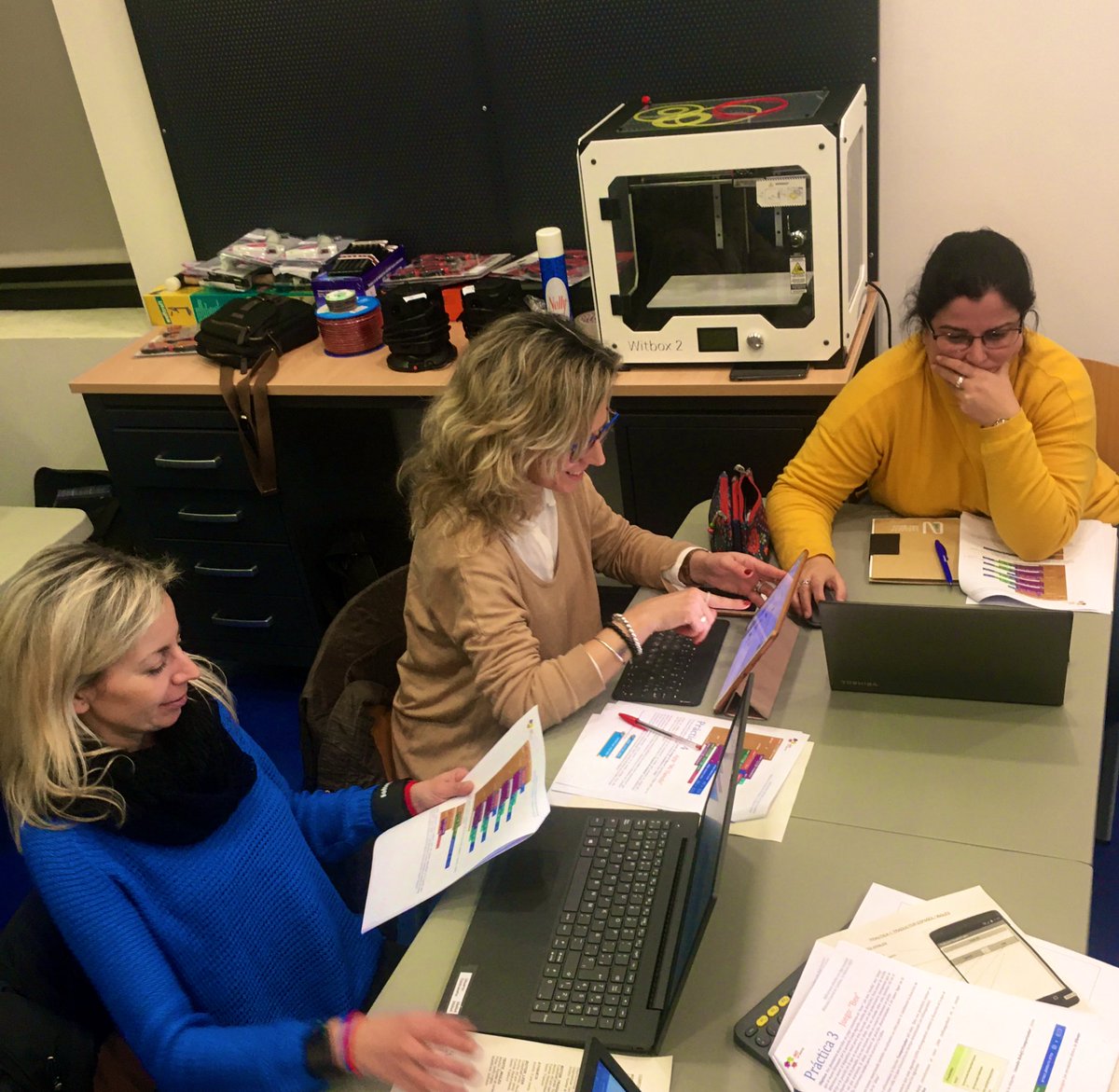 manolitotic's tweet photo. Hoy en el #fablab de @bibliocor nos acercamos a la #CulturaMaker desarrollando #Apps con @MITAppInventor con una especial mención a nuestras maestras y profesoras #STEAM
#mujeryciencia #11F #11f2020 #diamujeryniñaenciencia @11defebreroES @1234_redes
#BrechaSTEM #GenderGap https://t.co/qN6PECbE7m