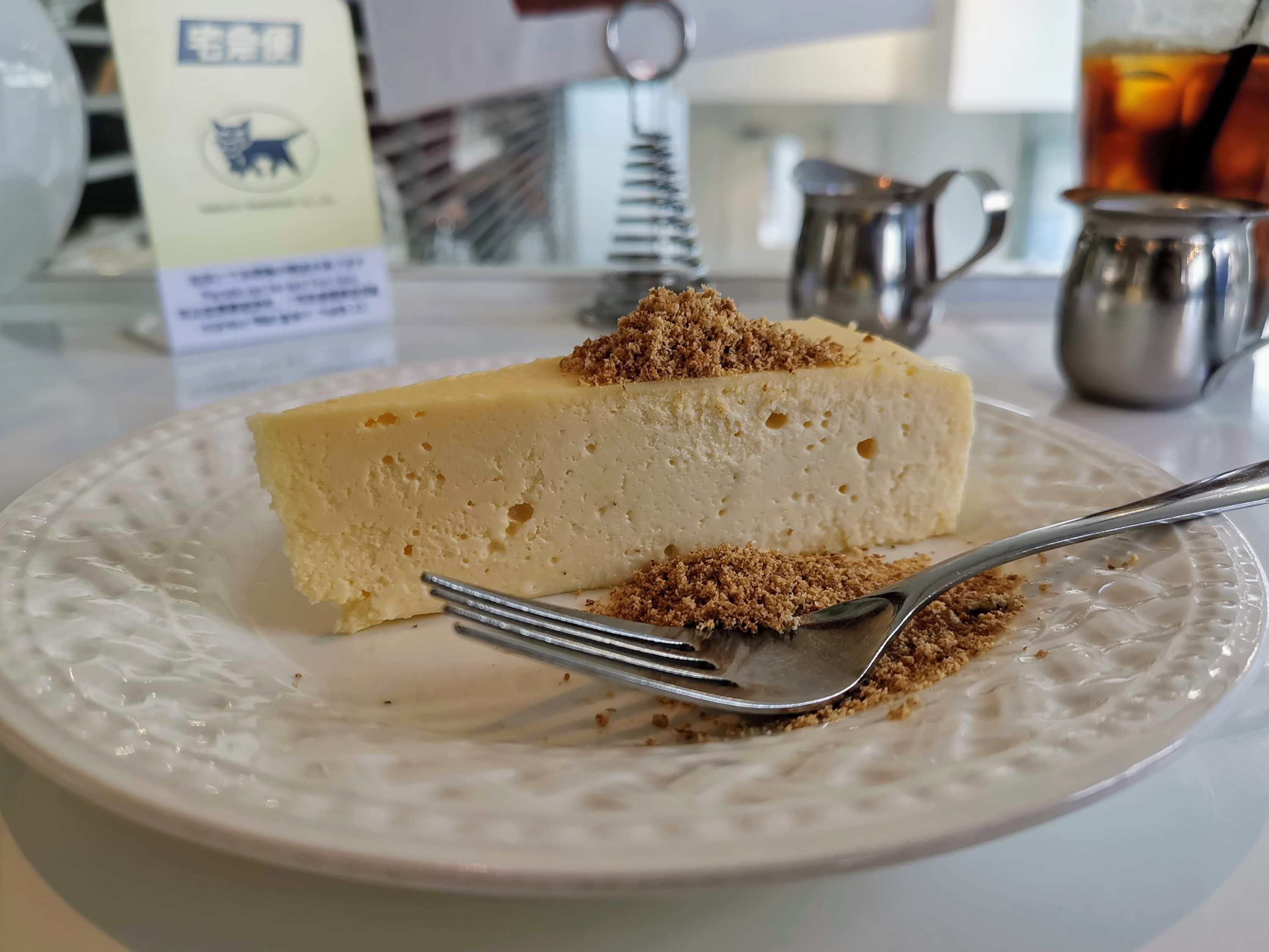 かなざわ 代官山 松之助ny のニューヨークチーズケーキ 土台がなく 上からクッキークラムをトッピングしている少しめずらしいタイプ ねっとりした口当たり 濃厚 コクのある味 ザ ニューヨークチーズケーキともいえるチーズケーキで 濃厚好きに