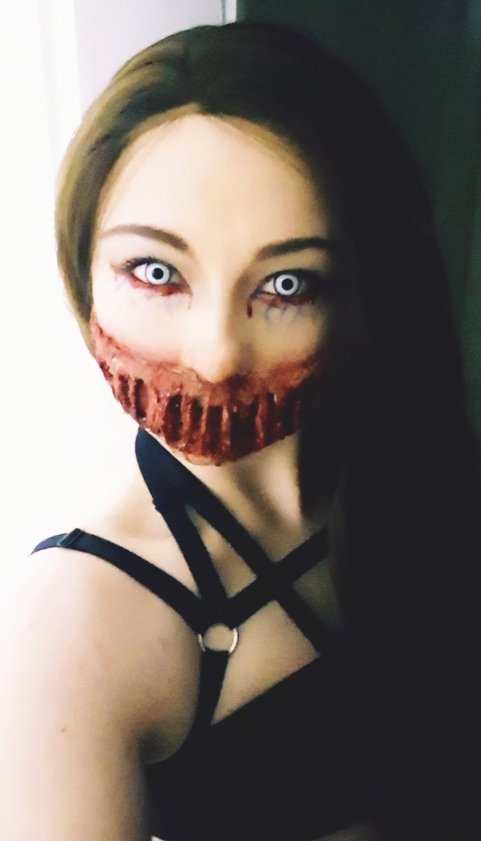 fin_fected's tweet photo. || I'm the prettiest nightmare you'll ever have ||
Today I made a ripped mouth and I think it's good for the first try?
In any case, I really enjoy doing make-up like this ♡
#horrormakeup #makeup #effectmakeup #horror #wounds https://t.co/xqT2M3OND6