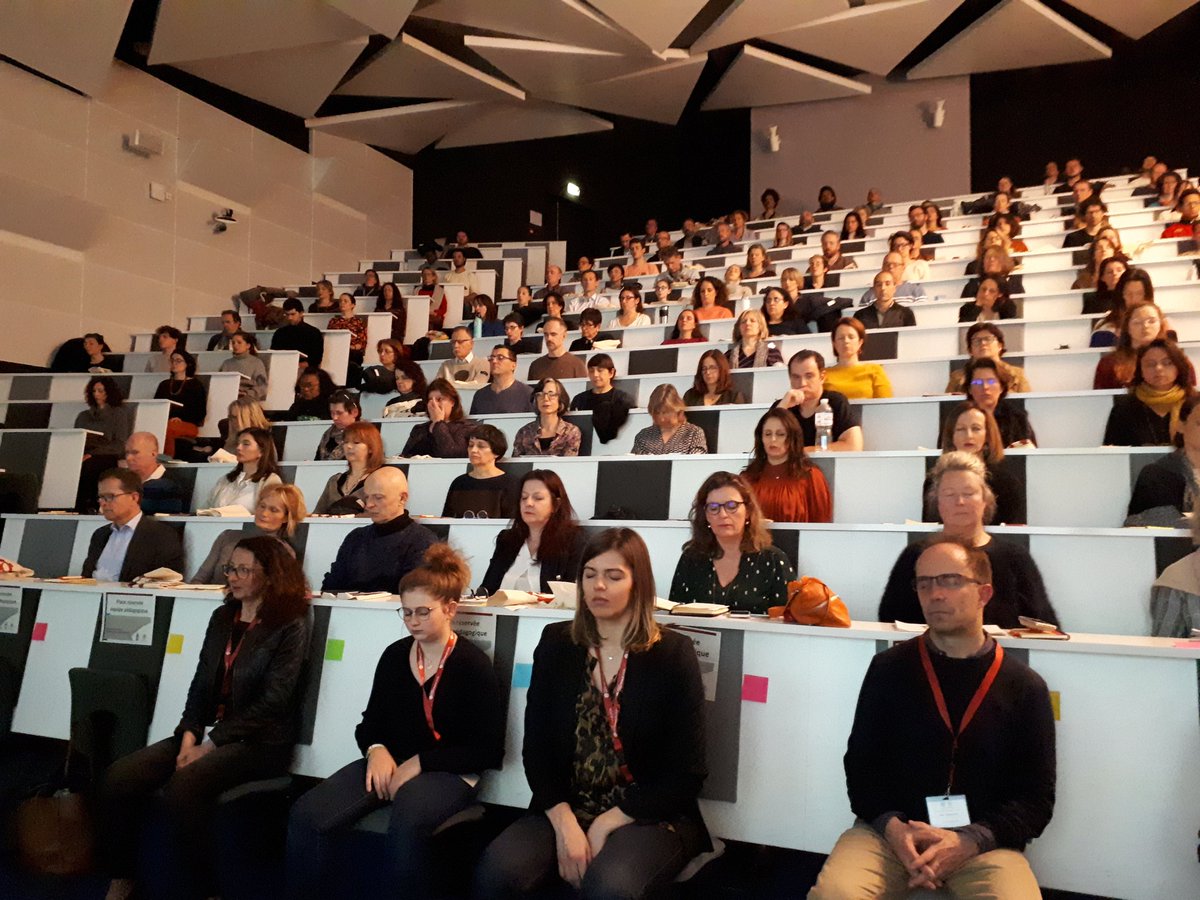 VeroBillat's tweet photo. L'assemblée expérimente la pleine présence lors la conférence #leadershipinspirant @CentraleLyon https://t.co/nIX74ri3rQ
