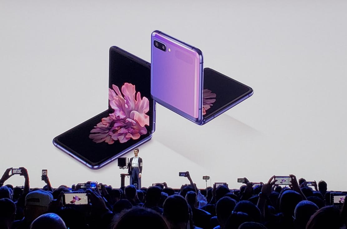 MikeFeibus's tweet image. And #Unpacked opens with the #GalaxyZFlip . Get it? Opens? 2nd @Samsung foldable is built for style. Glad actually bends. #SmartPhones #tech.