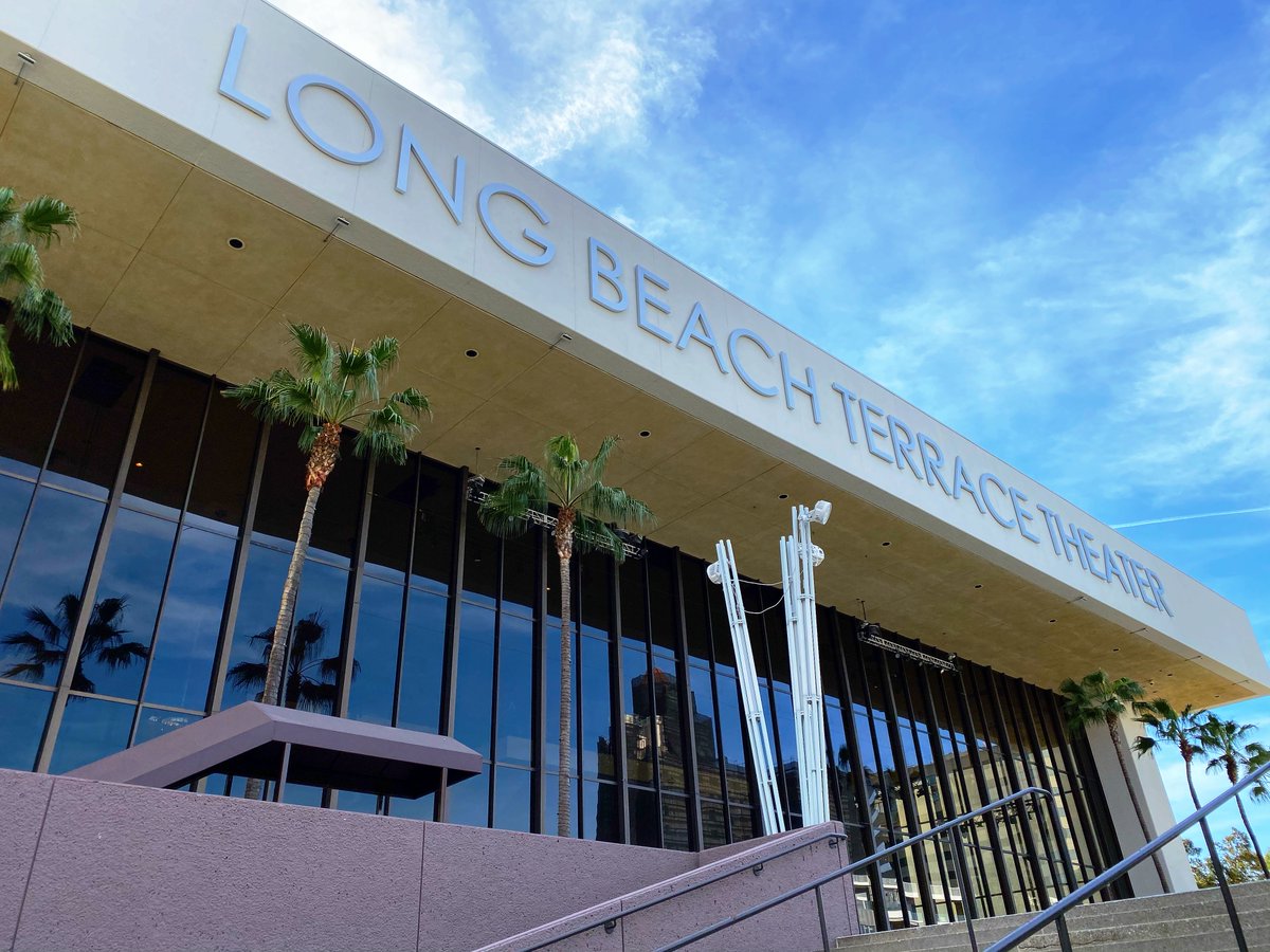 longbeachcec's tweet photo. Have you seen our new signage on the Terrace Theater yet?! 🌴 Be sure to take a drive down Ocean Blvd. at night to see the sign lit up! We're excited to bring yet another benefit to our meeting planners...as the lights shining on the signage can be customized! #LBConventionCtr https://t.co/XazaD0Vp3Q