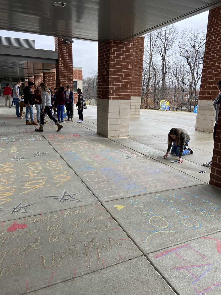 RVHSWriting's tweet image. We got the amazing opportunity to partner with @riversidepeer for Chalk About Love as a part of Dating Violence Awareness Week! Check out these messages of positivity outside RVHS!