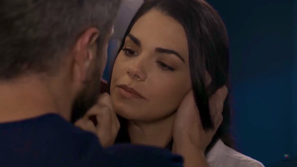CoupleDavina's tweet photo. Porfavor más besos de Davina queda poquito queremos disfrutar su amor 🧔🏻👩🏻@elgueromex @liviabritoof @MedicosOf @DanArenas #medicoslineadevida #Davina #DavidyRegina #DavinaForever #DavidWalls #DavidParedes #ReginaVillaseñor @Televisa https://t.co/VicZByWJN1
