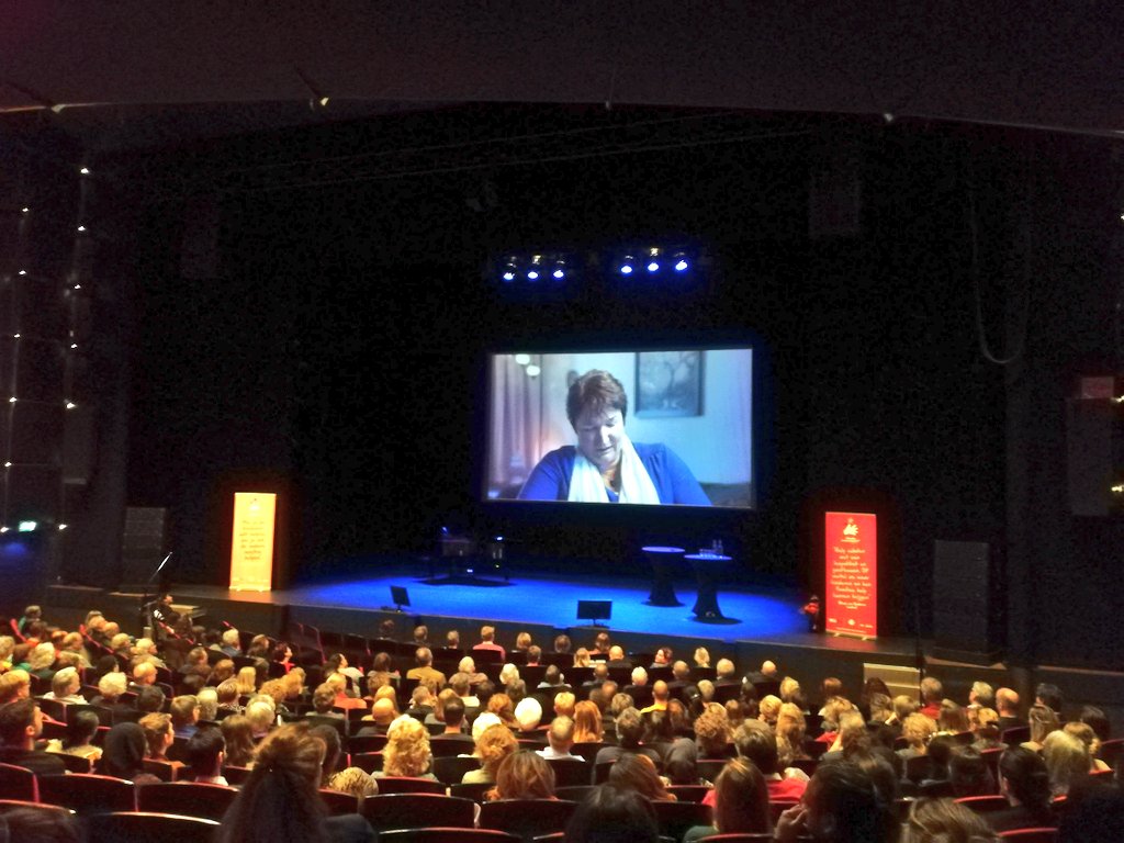 We zijn begonnen.... thema huisvesting en samen nadenken over oplossingen bij publieksacademie #kinderarmoede. Mooie volle zaal. <a href="/AlliantieK/">Alliantie Kinderarmoede</a> @AiGezondheid @NCJ_tweets @MissingChapterF <a href="/H_Christiaanse/">Hans Christiaanse</a> @igorivakic