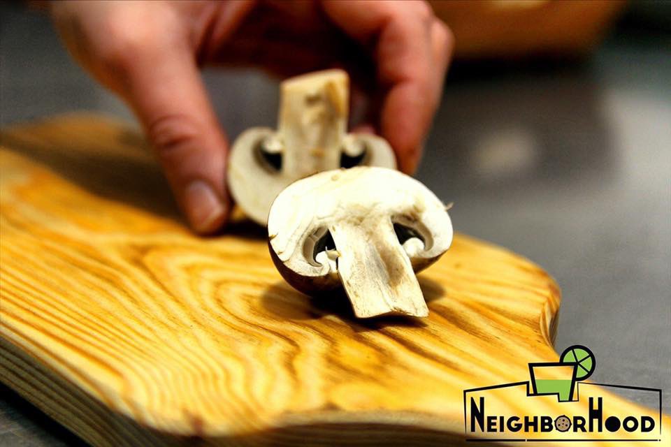 NeighborHoodUB1's tweet image. Dizem que sexta-feira é o dia mais apaixonado do ano e que tal vires jantar na nossa companhia❓ A tua cara metade ia agradecer-te😍 
☎️ 962 748 088 
Centro Comercial UBBO @livethehood

#lisboapontocome  #tartellette #cocktailtime🍹 #cocktailgram #cocktailshaker #croquetas