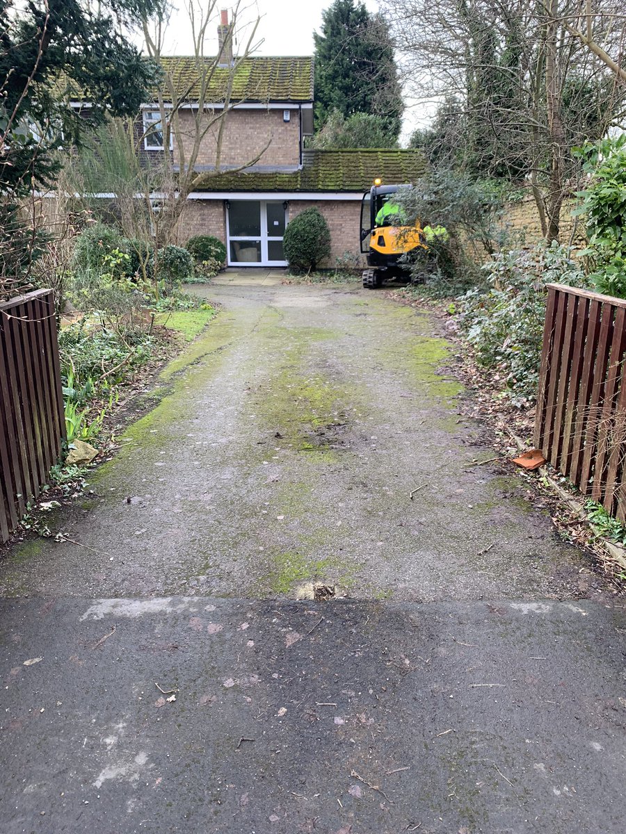 BayparkCons's tweet photo. New tarmac driveway completed. Existing tarmac surface and edgings removed and replaced with a new tarmac 20mm binder and 6mm wearing course finish and new flat top edgings all round. https://t.co/BPgAUTnXWx