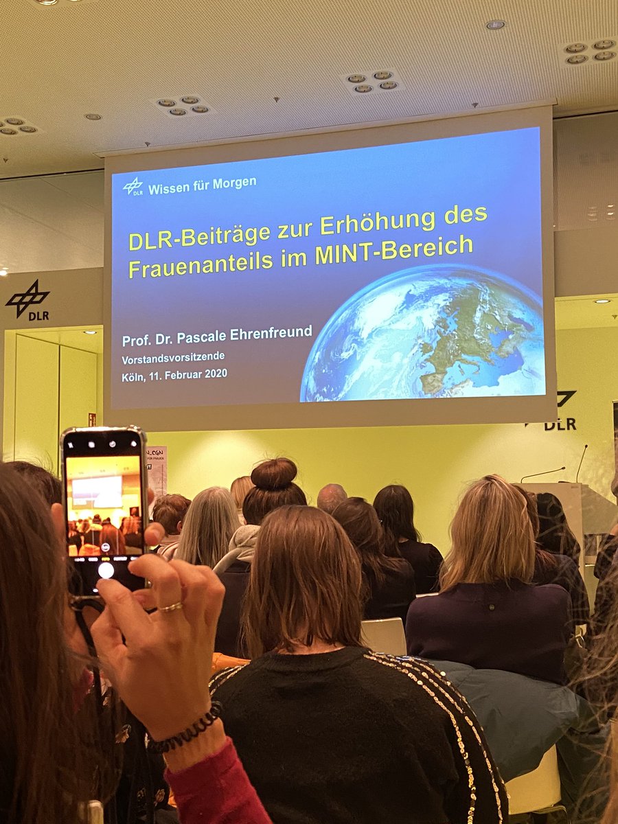PRleben's tweet photo. „Astronauten erleben 16 Sonnenaufgänge pro 24 Stunden“. 
Ich hätte nie gedacht, dass eine Führung beim @DLR_de mich mal so beeindrucken würde! 
Eine großartige zweite Veranstaltung der @macherinnen_cgn von @Marie_Chr_Frank 🚀 https://t.co/xk8Q0J64Ot