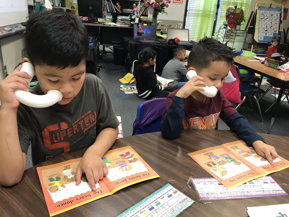 Peacelove1st's tweet image. Oh, how I have missed reading with my students! 💙🏰💙 #testingisover #readingtelephones #edge @AshliCrosby20 @GlyndaleElemen1