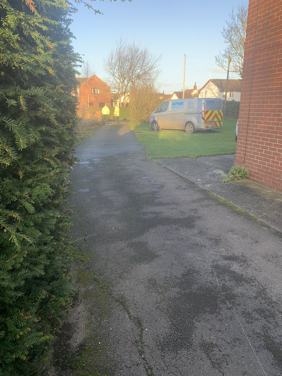 BayparkCons's tweet photo. This fresh new tarmac driveway was completed today after the existing surface was planed out. A great transformation from what was a tired looking driveway. https://t.co/5YZmsY6BrZ