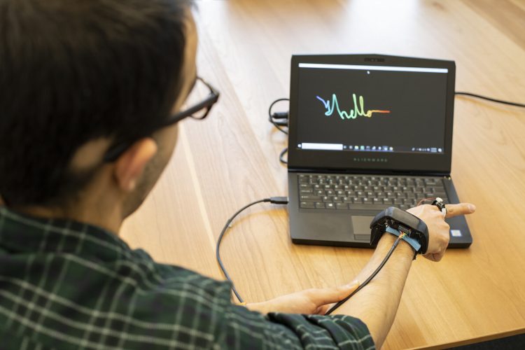 GoToData1's tweet photo. Um anel para tudo controlar: Dispositivo desenvolvido na Universidade de Washington aumenta as possibilidade de interação com computadores e celulares e auxilia no controle de enfermidades. 

Confira em nosso blog!

https://t.co/SZiAcMIYNZ

#GoToData #AuraRing https://t.co/MnyZAFQlVv