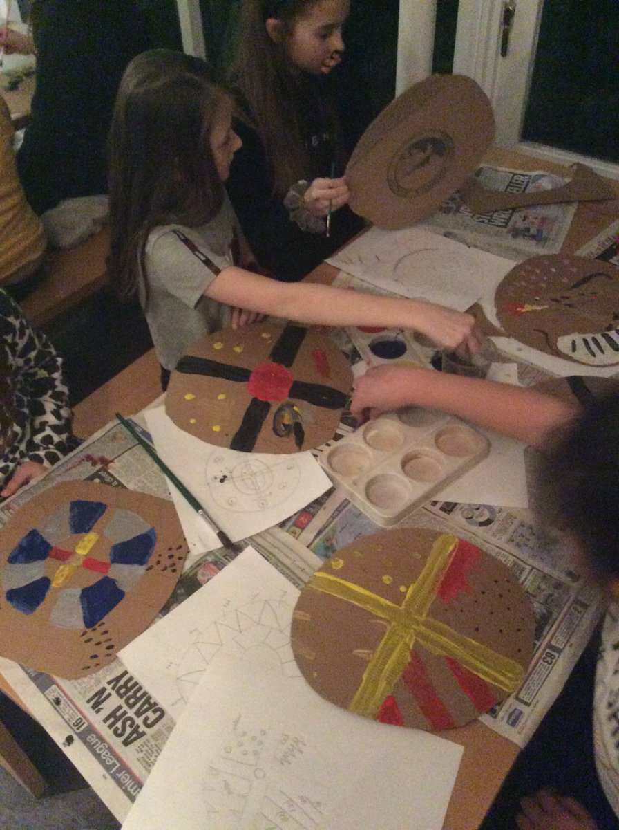 StSavioursPri's tweet photo. A busy evening making Viking and Roman shields. #allatwar #tiringwork #readyforbed #York https://t.co/t8kdiSNgKC