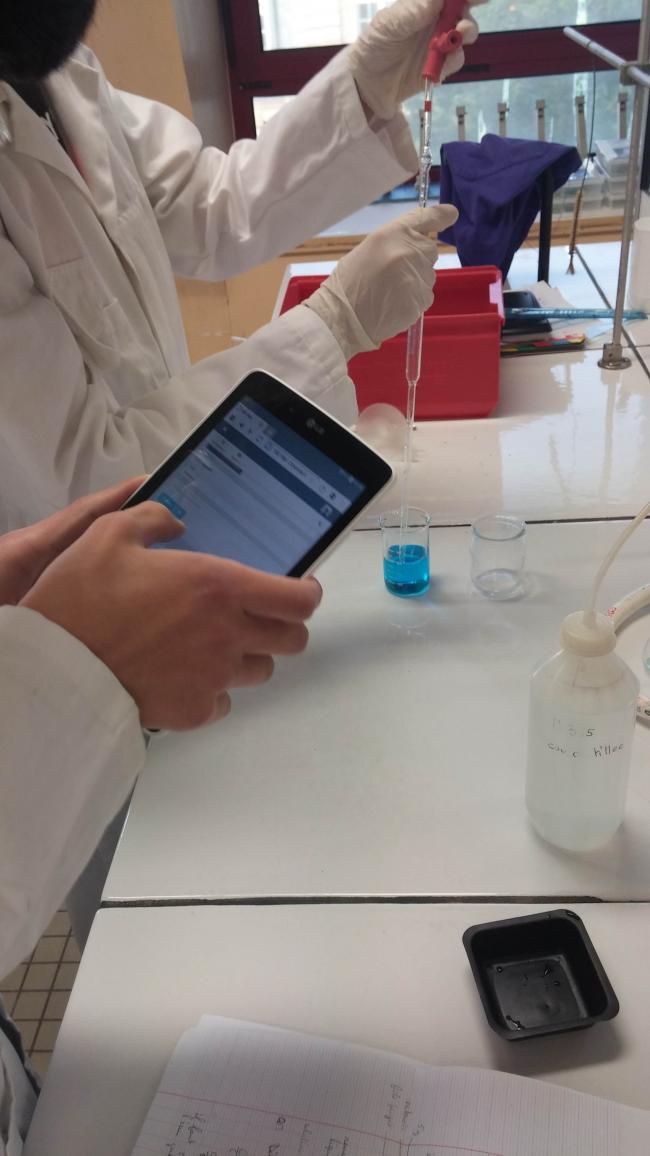 mchardine's tweet photo. Live TP avec #ENTBox : Les élèves documentent leur protocole. L'enseignant peut ainsi retravailler les erreurs expérimentales sur photo et les élèves gardent une trace visuelle de la séance, support personnel pour la mémorisation !
https://t.co/UGRQ3tbitp
#numerique #education https://t.co/KK7oP9fy27