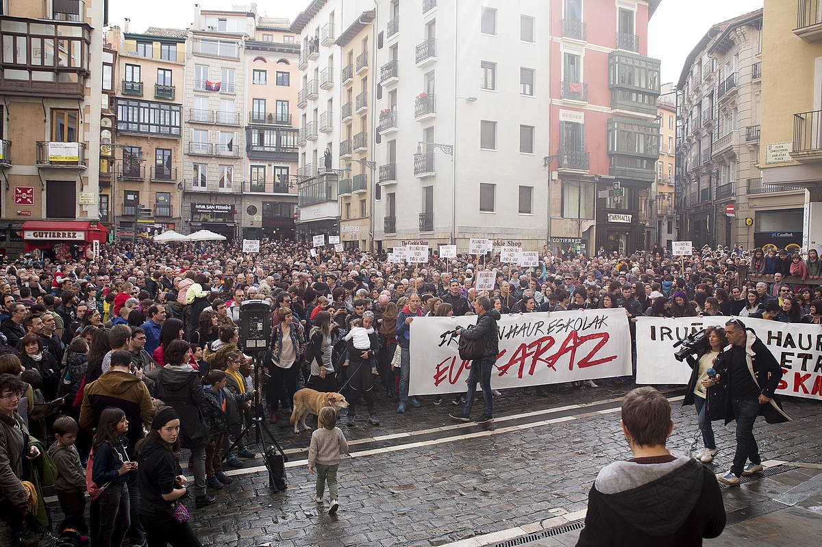 El Ayuntamiento de Pamplona ha aprobado hoy que en Escuelas Infantiles la oferta de plazas en euskara se adecue cada año a la demanda.

Navarra + vota que NO, pierde, se queda sola y retrata su voluntad de perseguir a la "Lingua Navarrorum".

#euskarafobia 
#IruñeaNoSeMereceEsto