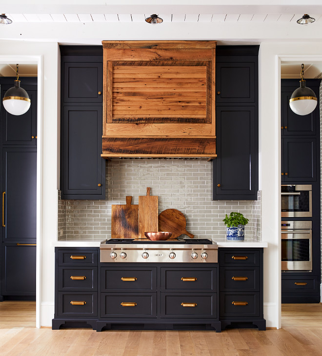 michaelhomesinc's tweet photo. We've been obsessed with the modernized range hood trend lately 🔥 https://t.co/OLiHh7y8Ec