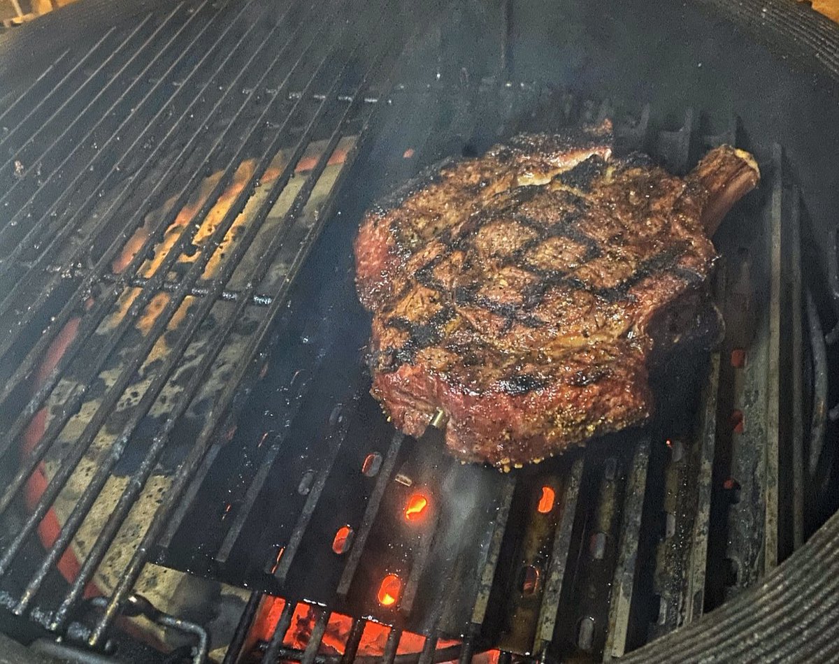 Simple pleasures......

What’s your side of choice with steak??

Thick cut ribeye steak on the bone is one of my absolute favourites. Grilled hot & fast on @KamadoJoe @GrillGrate before moving indirect to finish to my chosen temp 54°c. 

#FiresSquad
#KamadoJoeNation