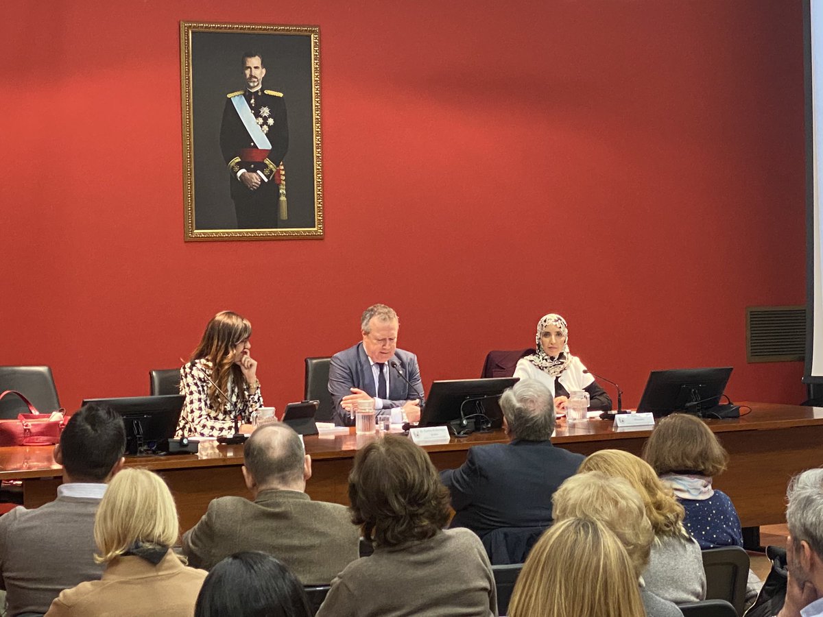 FatimaHHossain's tweet photo. Ayer tuve la oportunidad de #hablar de “#mujer, #política y #frontera en Ceuta y Melilla” junto a @sabrinamohh Delegada del Gobierno de Melilla. Ha sido una experiencia estupenda por la oportunidad de intentar que conozcan nuestra realidad y  circunstancias 
#CeutaPorEncimaDeTodo https://t.co/uYPCjBBFkv