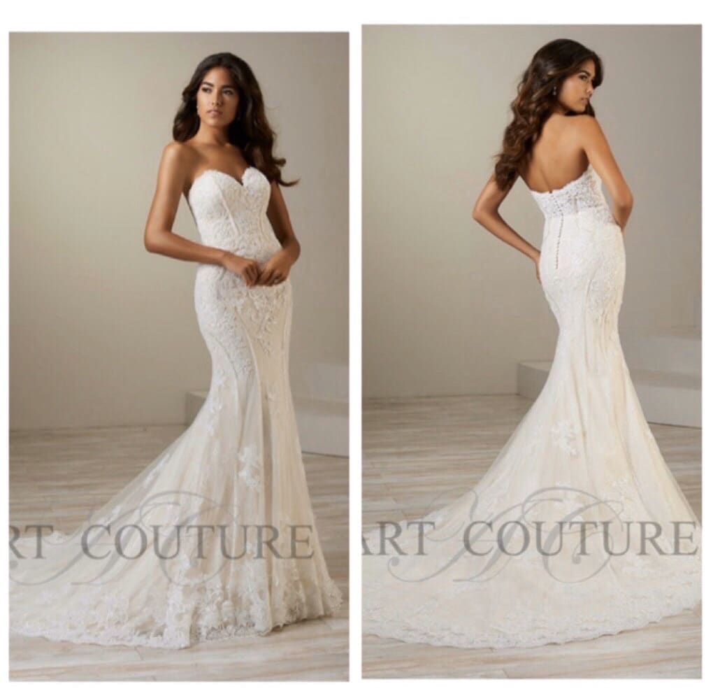 This strapless, slim gown features placed lace and beaded contour lines. The back bodice is sheer. The hem is finished with a beautiful lace border.
Sample uk 16 
Book your fitting appointment today 

bodaboutique.co.uk
