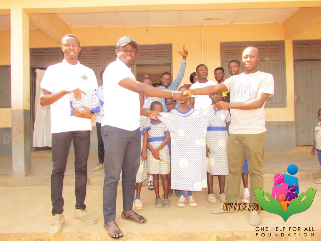 OneHelpForAll's tweet photo. [CONTI.]: The donation was in fufilment of a promise made to selected students of the school to extend a helping hand to them. One Help For All Foundation as part of our core objectives will in the coming days be embarking on similar projects to reignite life for the less endowed https://t.co/DnagOlcwX1