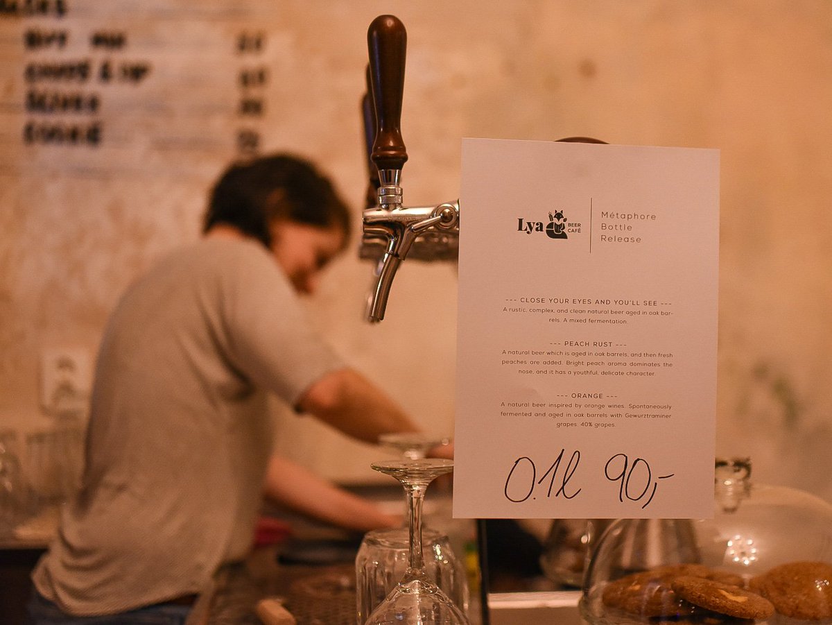 pivnici's tweet photo. V Lya Beer Café dnes probíhá premiéra projektu Métaphore od Jiřího Sládka, momentálně sládka pivovaru Clock. Na čepu je jedno pivo, tři další v láhvi, jsou to výborvé divoce odkvašené kousky dozrávané v dubových sudech, za které by se nemusel stydět žádný světový craft pivovar :) https://t.co/bhIk63UPyk