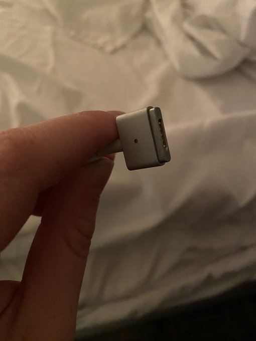 does anyone in new york who has this macbook want an extra charger ? https://t.co/3vLz7KsgKp