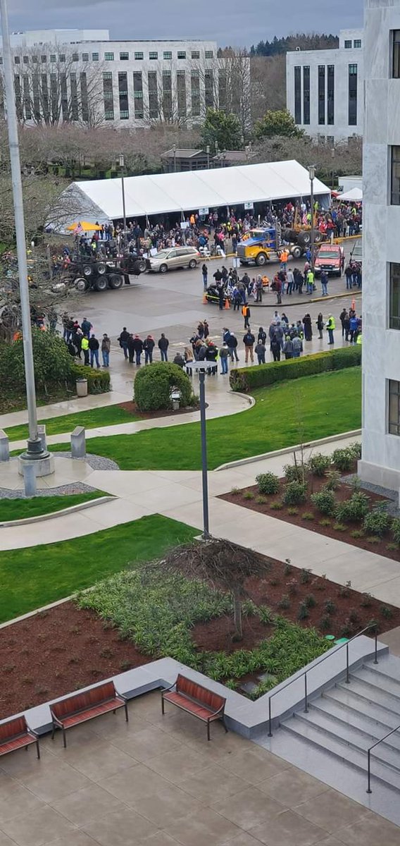 TheBillPost's tweet image. View from my office for #timberunity ralky and for #cleanenergy rally. Same time, same angle. I think Oregon has made it clear, let Oregonians vote on this policy. #orpol #orleg