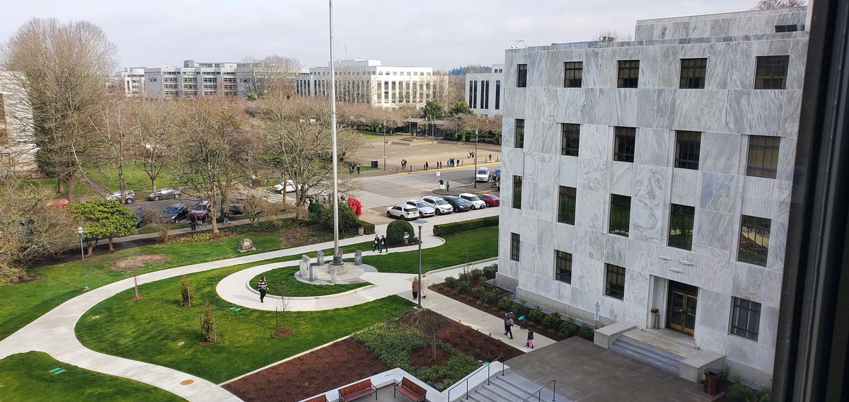 TheBillPost's tweet image. View from my office for #timberunity ralky and for #cleanenergy rally. Same time, same angle. I think Oregon has made it clear, let Oregonians vote on this policy. #orpol #orleg