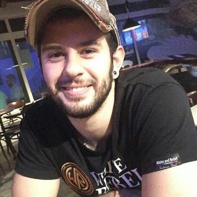 Aquest és Alberto Quintana, l'ultradretà que va difondre la imatge de la noia violada per "La Manada" acompanyada amb un text que deia "es una zorra".

Diu que la condemna podria arruïnar la seva vida i no vol que es difongui la seva foto.

Per això demanem que (no) la difoneu.🤮