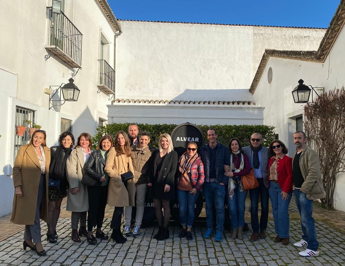 BouzasAna's tweet photo. Disfrutando de una experiencia enológica con un gran equipo!!!! #poweredbythecity #Cordoba #Alvear #teambuilding #equipazo @TRYPCordoba https://t.co/Ak3tobLwaU