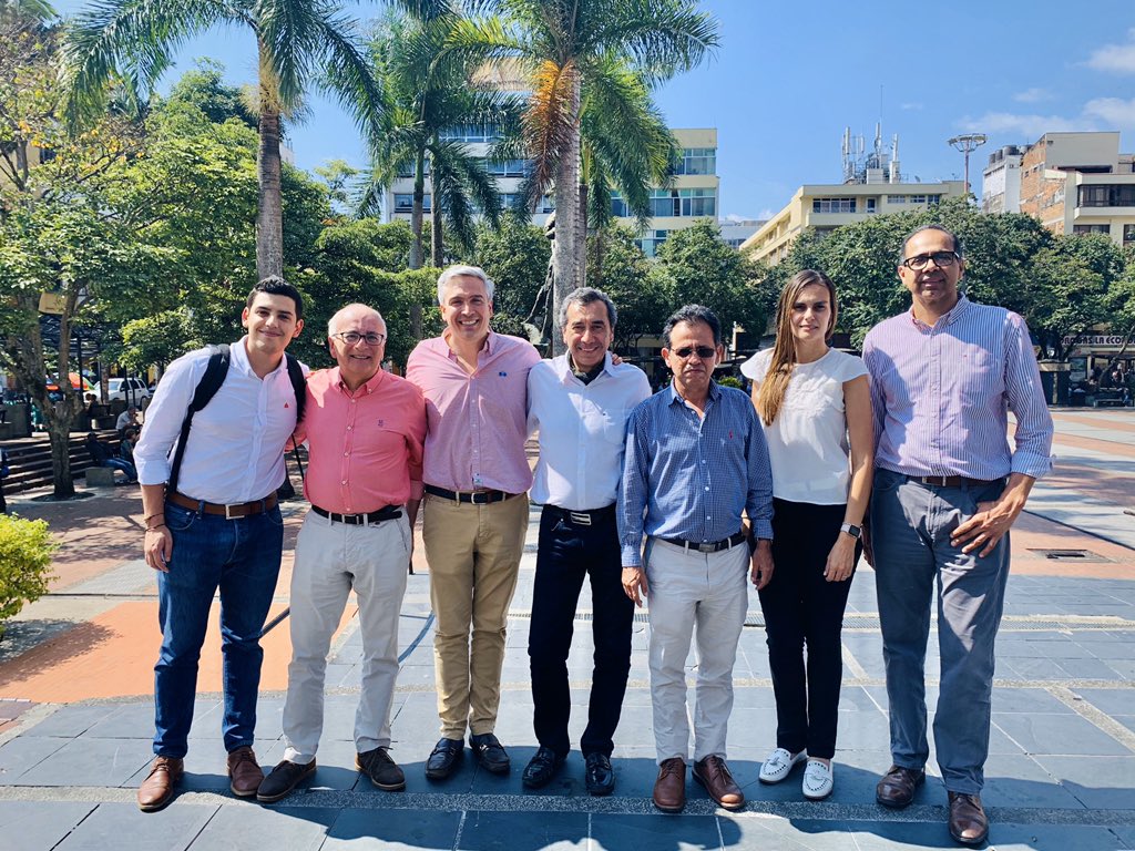 RapEjeCafetero's tweet photo. #AEstaHora nos reunimos con @RapPacifico @CamiloLloredaB para aprender de los casos de éxito de esta entidad e iniciar un trabajo conjunto en proyectos de impacto para las dos #regiones https://t.co/ZGrgFEj5AF