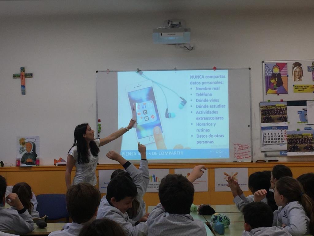 coleJesusMaria's tweet photo. #diadeinternetsegura los alumnos de #5º debaten sobre los peligros de #internet #is4k #redessociales #fornite #juegosonline #dispositivos nos hacemos #ciberexpertos https://t.co/Gp3GKiwfpL
