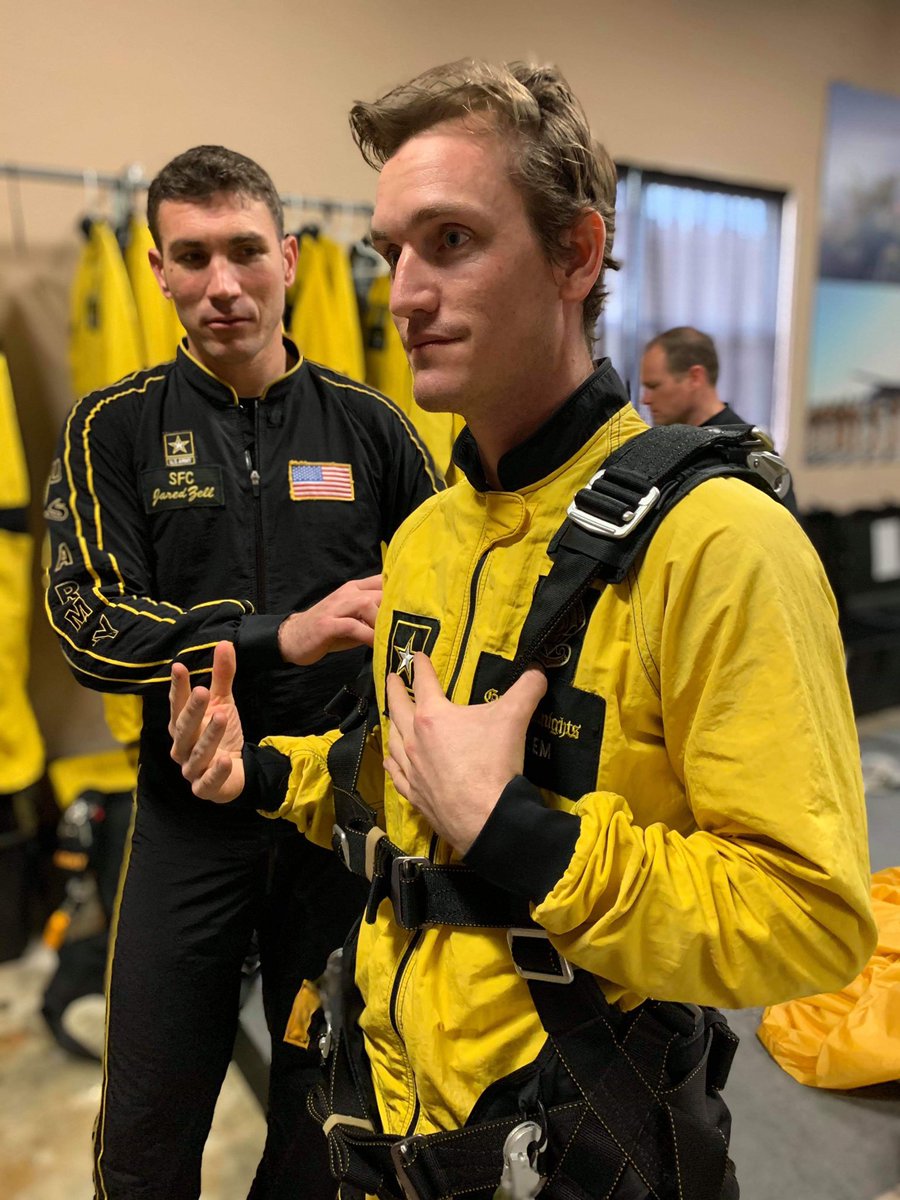usarec's tweet image. .@TeamRWB traded their red shirts for yellow jumpsuits to fly like their eagle mascot with the @ArmyGK today and participate in the #ArmyChallenge. They are proof that #veterans are more likely to volunteer and be active members of their communities. #MyArmyExperience