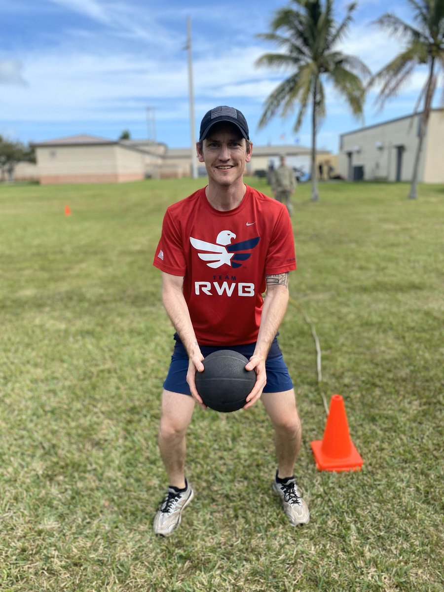 usarec's tweet image. .@TeamRWB traded their red shirts for yellow jumpsuits to fly like their eagle mascot with the @ArmyGK today and participate in the #ArmyChallenge. They are proof that #veterans are more likely to volunteer and be active members of their communities. #MyArmyExperience