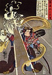 LE KITSUNEDans le folklore Japonais, le Kitsune est un yōkai (esprit) ayant l’apparence d’un renard. Ils sont classés en deux catégories, les zenko : les bons yokai, serviteurs de la divinité Inari, et les yako : les renards malicieux et sournois.
