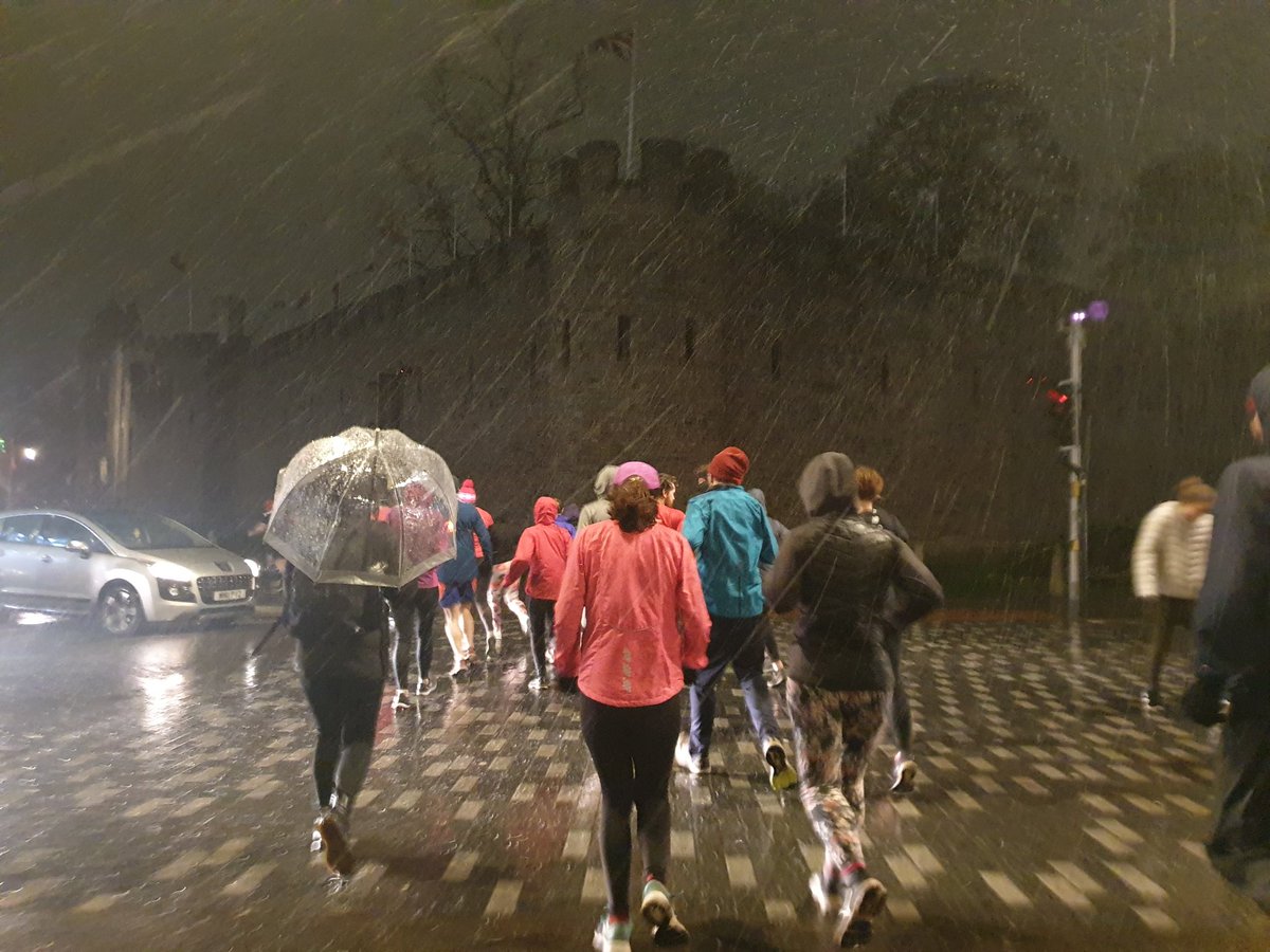 Tonight, 27 GoodGym #Cardiff runners battled the cold &amp; hail to help the <a href="/SamyeFoundation/">Samye Foundation</a> &amp; litter pick the streets🏃‍♀️🏃‍♂️❄At Samye they put tarpaulin onto a shed, hoovered, swept &amp; weeded🙌The litter pickers collected 5+ bags of litter💪Whatever the weather, we can run together💕