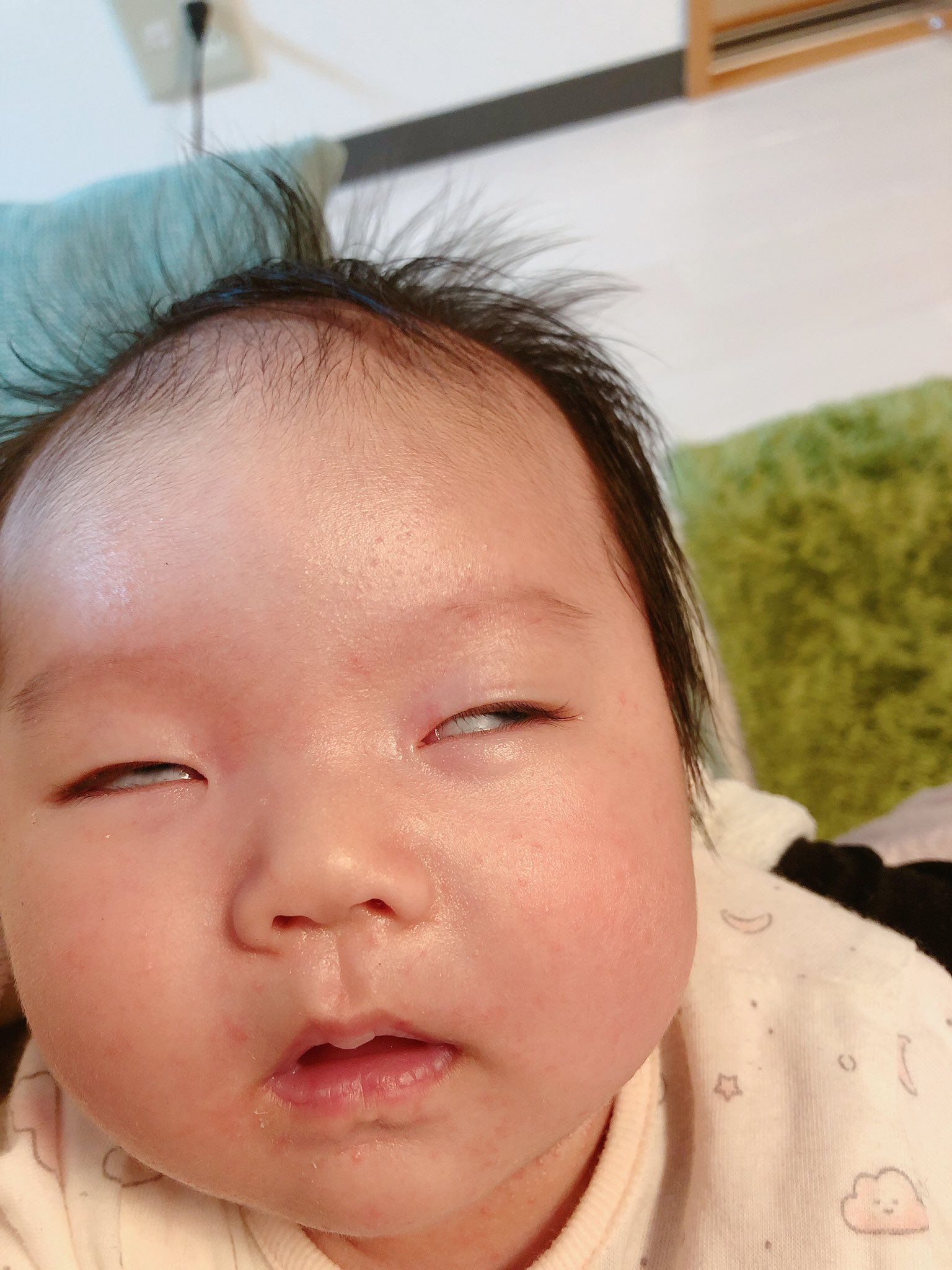 こたつ 40w 5m 抱っこで寝てる時 唐突になる半目 赤ちゃん共通なのでしょうか 即逮捕レベルーーー 赤ちゃんのいる生活 T Co Jjd3fgtcn9 Twitter