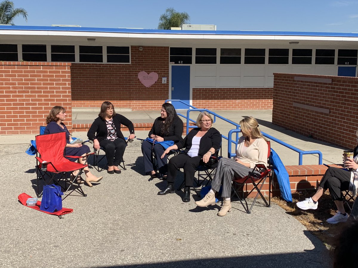 LAHS_Ren's tweet photo. ITS KINDNESS WEEK AT LAHS!! 🤍💚💙💗
Our Staffulty took the opportunity to relax and enjoy lunch together in the quad! Remember to spend time with and appreciate those people who bring joy to your life! #LawnChairLunch #DudeBeNiceWeek https://t.co/1qE7ixK62i