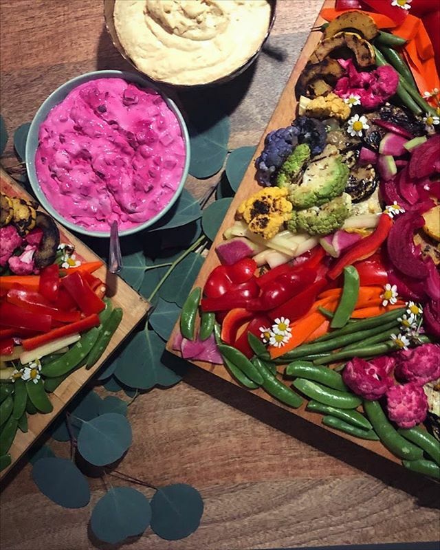 Color is key. .
image description: the corner of a board is covered in brightly colored vegetables. next to it sits two bowels of dips, one bright pink and the other off white hummus. .
#oaklandcomfortfood
#mamacitascaters ift.tt/2utyW5K