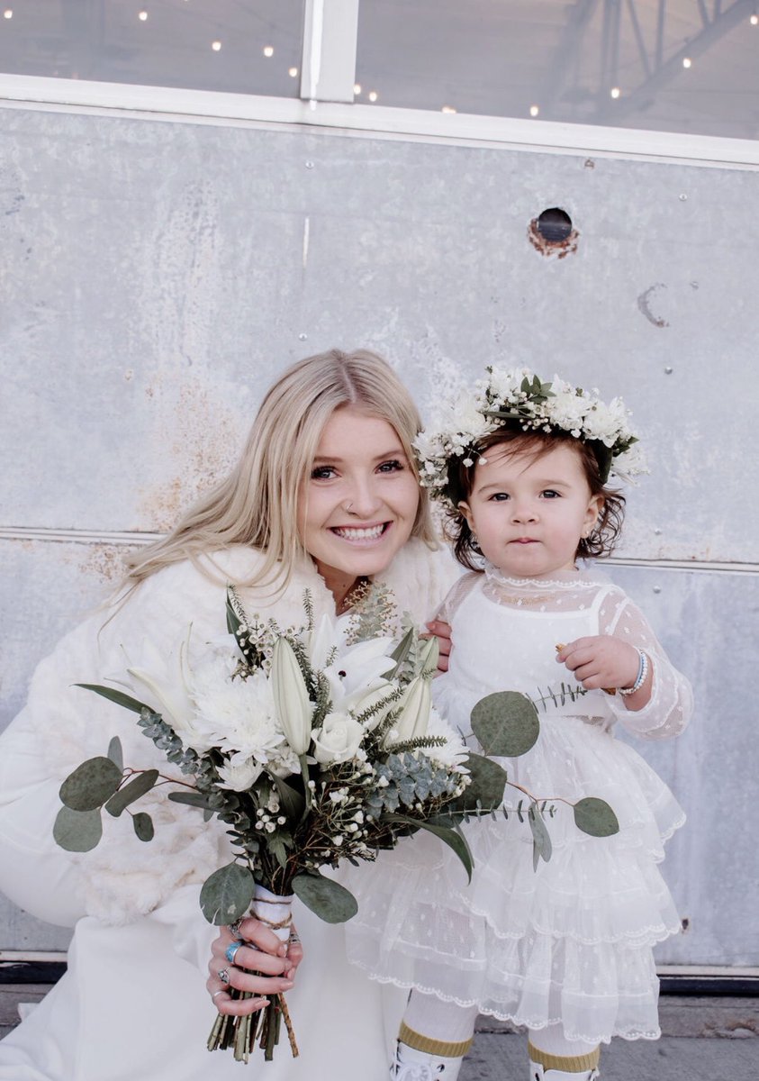 OakleyJeane's tweet photo. Isn’t she perfect? 🌙🌼 https://t.co/IGsKTeFOiq