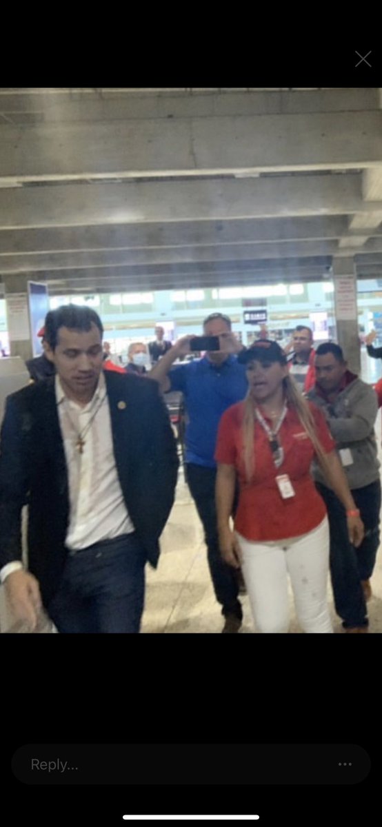 OrianBrito's tweet photo. Me informan que la mujer de rojo le echó agua a Guaidó a su llegada a Maiquetía. https://t.co/wnH20ThQIq
