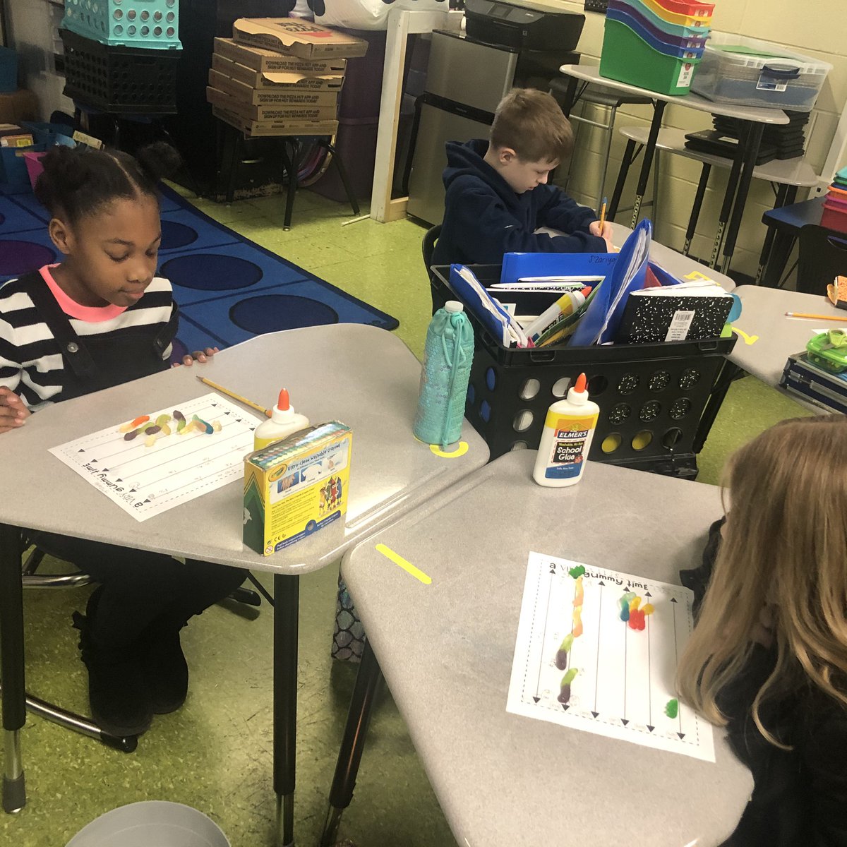 cashionsclass's tweet photo. What helps us understand elapsed time? Using gummy worms and bears! @OESrockSTARS https://t.co/iqfxcd1oja