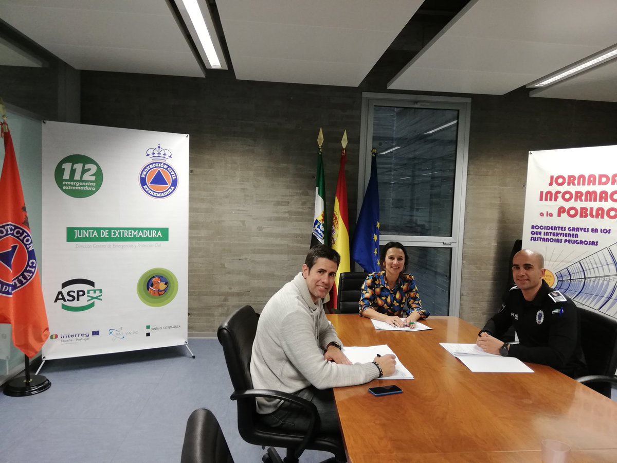 UnijepolE's tweet photo. Esta mañana miembros de la Junta Directiva de Unijepol Extremadura se han reunido con Nieves Villar, Directora General de Emergencias y Protección Civil de la Junta de Extremadura para tratar asuntos de interés para el colectivo de l@s Policías Locales de Extremadura. https://t.co/MdGjgqreqH