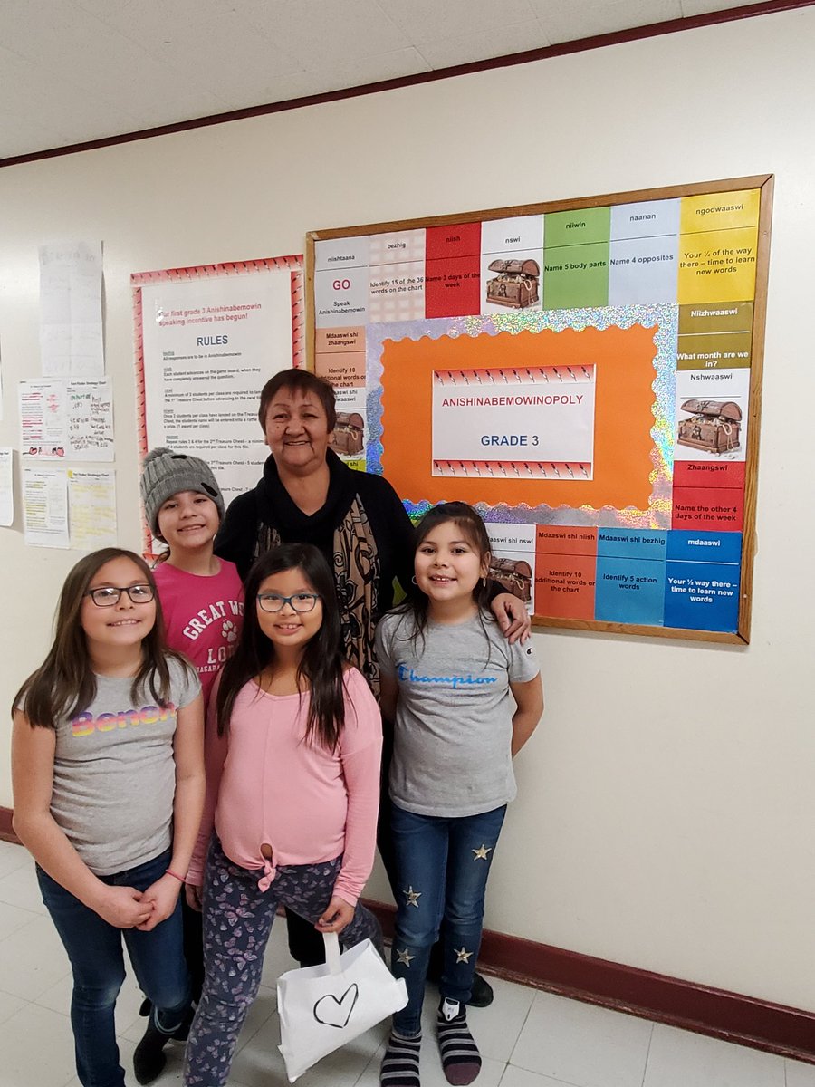 WAKniinwi's tweet photo. Lillian Bebamcowai-Dell wiijigaabwitwaan binoojiinhin/standing alongside her students. Damnowin gii zhitoon binoojiinhig will Anishinaabemowaat/She made a game challenging her students to learn their language. Zegendaagozi! @Faymus1 @mickstaruck @KevinWass @DukePeltier https://t.co/Zudr9WgVgZ