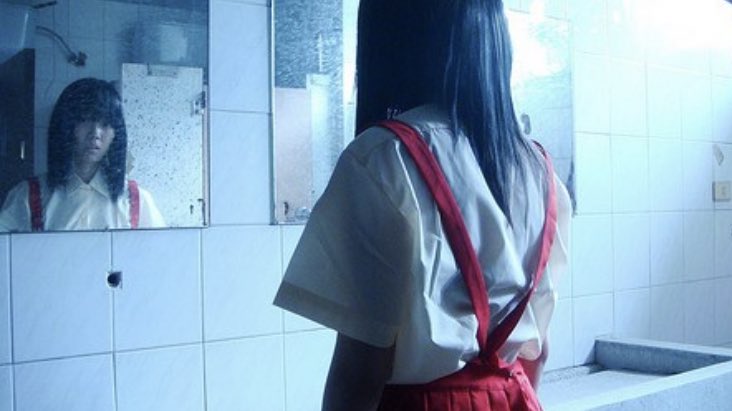 Pour l’invoquer, il suffit de toquer 3 fois à cette même porte en disant « Hanako-san, Hanako-san, irasshaimasu-ka? » Hanako-san répondrait alors « hai », et si la personne décide d’entrer, elle verrait une jeune fille aux cheveux courts vêtue d’une robe rouge.