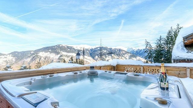 AlpineEscape's tweet image. Spring skiing in Courchevel. Snow &amp;amp; Sunshine!! ❄️ 🌞⠀
⠀
The infrastructure of the ski lifts enables you to easily access the entire 3 valleys in one day. Exceptional piste maintenance with 1900 snowmaking cannons and 76 piste bashers means that the sl… ift.tt/2Shni6Y