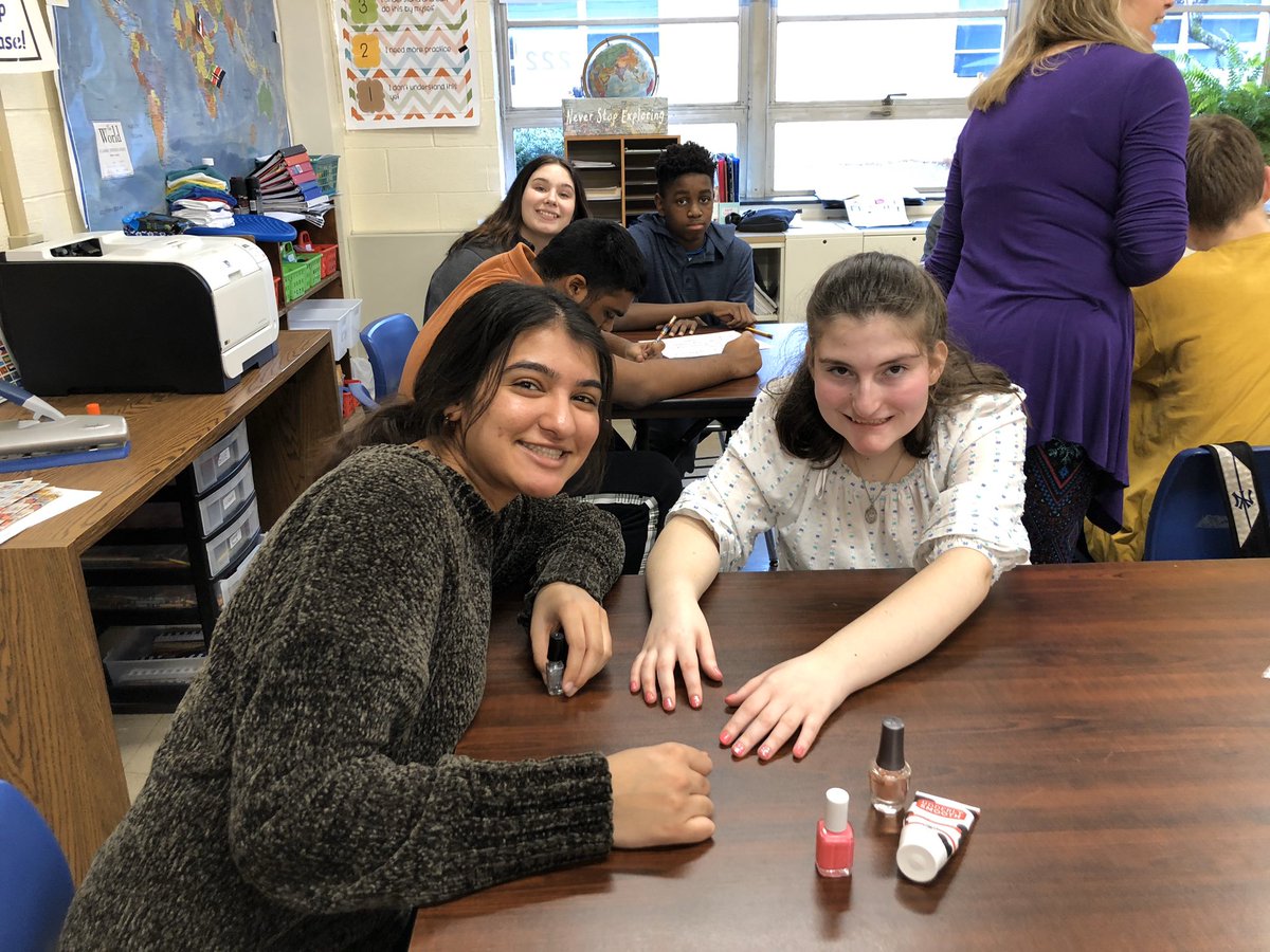 WHGlamourGals's tweet photo. 10 of our very own GlamourGals brought some love into our special needs class today! Providing manicures, makeovers, and fun activities💗 Spreading love and joy for Galentines day💗💗 @WHRHighSchool @GlamourGals https://t.co/PZPIAo5OCS