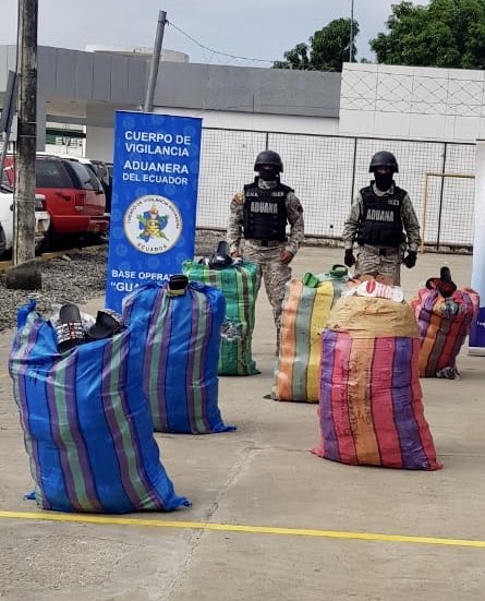 SENAE_Aduana's tweet photo. Guayaquil | En operativos de rutina realizados en las últimas 48 horas se aprehendieron:
✅ 295 sacos de cebolla.
✅ 450 unidades de medicinas.
✅ 1.150 pares de calzado.
✅ 696 prendas de vestir.
La mercancía está valorada en más de USD 70.000.
#ComercioFormalEC https://t.co/NL4nOYnhbC